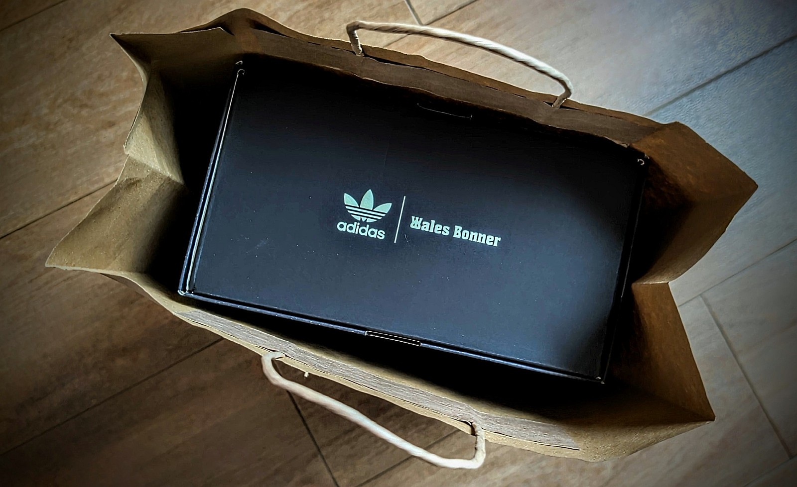HE WORKS HARD FOR THE MONEY – Schöne Dinge kosten Geld.